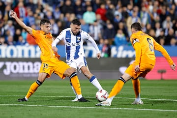 Asencio y Valverde tapan un intento de remate de Munir en el reciente partido en Butarque. 