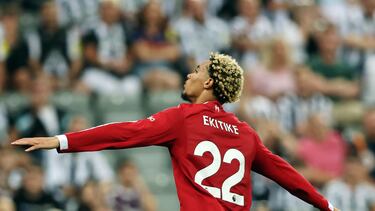 Ekitike celebra su segundo gol ante el Newcastle.