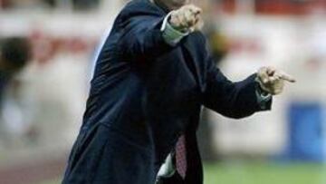 <B>NO SE RELAJA.</B> Caparrós asegura que su equipo no afronta el partido con tranquilidad, porque "eso es de perdedores".