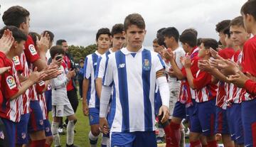 Los jugadores del Atlético hicieron pasillo al Oporto