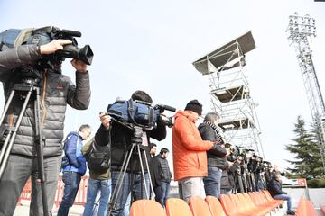 Mxima expectacin de los medios de comunicacin para presenciar el entrenamiento del Atltico de Madrid.