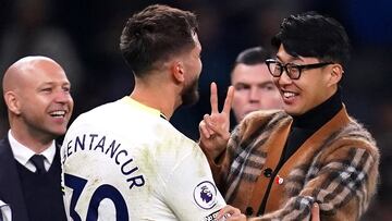 Rodrigo Bentancur y Heung-min Son, jugadores del Tottenham, tras un partido.