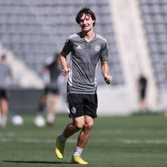 Who is new Eintracht Frankfurt signing Paxten Aaronson?