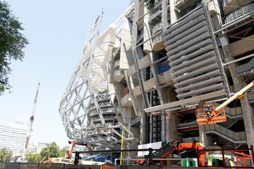 Las obras de remodelaci¨®n del estadio del club blanco siguen avanzando sin parar durante el verano. As¨ª se encuentra el exterior del estadio durante estos d¨ªas.