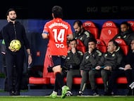 Real Madrid's Spanish coach Alvaro Arbeloa hands the ball to Osasuna's Spanish forward #14 Ruben Garcia Santos during the Spanish league football match between CA Osasuna and Real Madrid CF at El Sadar Stadium in Pamplona on February 21, 2026. (Photo by ANDER GILLENEA / AFP)