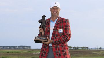 Stewart Cink posa con el trofeo de campe&oacute;n del RBC Heritage en el Harbour Town Golf Links de Hilton Head Island, South Carolina.