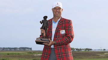 Stewart Cink posa con el trofeo de campe&oacute;n del RBC Heritage en el Harbour Town Golf Links de Hilton Head Island, South Carolina.