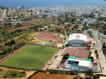 Como equipo modesto que es, la Peña Deportiva no esperaba afrontar esta temporada un Playoff de ascenso. De hecho, es la primera vez que logra la permanencia en Segunda División B. Su estadio acompaña la humildad de la entidad. El Campo Municipal de Santa Eulalia del Río cuenta con una capacidad de 1.500 espectadores. De hecho, su presidente dijo a este periódico que uno de sus grandes objetivos era crear una ciudad deportiva a la altura del pueblo, para que hubiera unas bases sobre las que cimentar el proyecto. Subir a Segunda sería un importante paso para lograrlo.

Ni como local ni como visitante la Peña Deportiva lograría la clasificación para el Playoff. Sin embargo, su regularidad en ambos registros estadísticos le da la cuarta plaza. Junto a su gente, ha logrado 30 de sus 45 puntos. En un año histórico, el público del Municipal de Santa Eulalia del Río ha festejado 27 goles, pero, sobre todo, ha visto como la fortaleza de los suyos se levantaba para solo permitir 14 tantos en uno de los grupos más goleadores de la categoría.