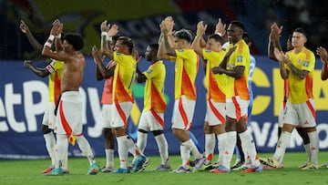 Soccer Football - World Cup - CONMEBOL Qualifiers - Colombia v Bolivia - Roberto Melendez Metropolitan Stadium, Barranquilla, Colombia - September 4, 2025 Colombia players applaud fans after the match REUTERS/Luisa Gonzalez