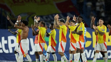 Soccer Football - World Cup - CONMEBOL Qualifiers - Colombia v Bolivia - Roberto Melendez Metropolitan Stadium, Barranquilla, Colombia - September 4, 2025 Colombia players applaud fans after the match REUTERS/Luisa Gonzalez