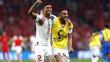 Achraf Hakimi Y Hakim Ziyech celebran el triunfo sobre Canad¨¢ que les permite acceder a los octavos de final del Mundial 2022.