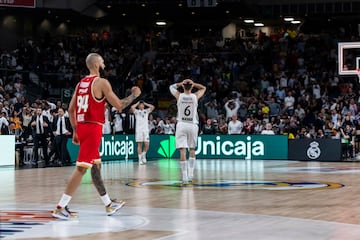 Fournier celebra la victoria. Abalde, de fondo, se lamenta por el triple fallado.