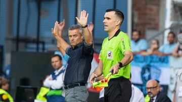 Fran Escrib&aacute; levanta las manos y observa al jueza de l&iacute;nea durante el partido entre el Celta y el Granada.