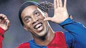 <b>CINCUENTA. </b>Ronaldinho celebró su medio centenar de goles con el Barça tras marcar el 1-0, de un penalti que no existió.