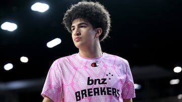 El basquetbolista mexicano de los New Zealand Breakers rompió el récord de LaMelo Ball al conseguir 10+ puntos y 10+ rebotes con 17 años y 198 días.