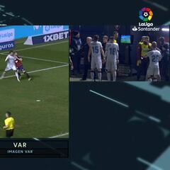 El VAR decisivo en el Sadar: dio penalti a la agresión de Campaña