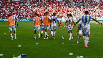 Aficionados de Marruecos lanzaron botellas y diferentes objetos al campo después del gol de Medina.