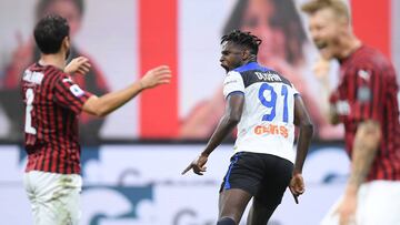 Duván Zapata celebrando su gol con Atalanta ante Milan.