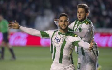 Los jugadores del Córdoba, el delantero rumano, Florin Andone y el centrocampista argentino Federico Cartabia, celebran el primer gol del equipo cordobés, durante el encuentro correspondiente a la jornada 19 de primera división, que disputan esta noche frente al Eibar en el estadio El Arcángel, de Córdoba. 