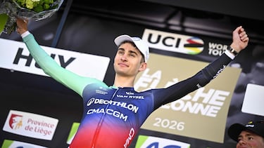 El francés Paul Seixas celebra en el podio su victoria en la Flecha Valona.