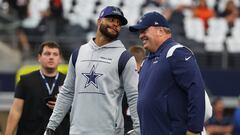 ARLINGTON, TEXAS - SEPTEMBER 18: Dak Prescott #4 of the Dallas Cowboys talks with head coach Mike McCarthy before the game against the Cincinnati Bengals at AT&T Stadium on September 18, 2022 in Arlington, Texas.   Richard Rodriguez/Getty Images/AFP