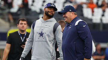 ARLINGTON, TEXAS - SEPTEMBER 18: Dak Prescott #4 of the Dallas Cowboys talks with head coach Mike McCarthy before the game against the Cincinnati Bengals at AT&T Stadium on September 18, 2022 in Arlington, Texas.   Richard Rodriguez/Getty Images/AFP