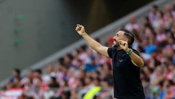 MADRID, 23/08/2025.- El entrenador del Elche, Eder Sarabia, durante el partido de fútbol de LaLiga EA Sports entre el Atlético de Madrid y el Elche, este sábado en el estadio Metropolitano de Madrid. EFE/ Mariscal
