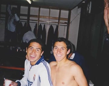 Copa Intercontinental 2001. Boca vence al Real Madrid. Riquelme intercambia playera y posa con el jersey del conjunto 'Merengue' junto a su compañero Nicolás Burdisso