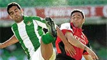 <b>FERNANDO NO FUE SANTO</B>. El goleador Fernando, en lucha con Marcos por un balón dividido, no pudo ser esta vez la panacea verdiblanca.