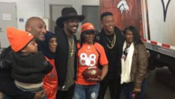 Demaryius Thomas y su madre, Katina, en el centro con el balón del partido.