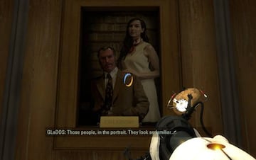 GLaDOS reacciona ante el retrato de Cave Johnson y Caroline.