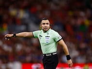 AME1726. GUADALAJARA (MÉXICO), 07/03/2026.- El árbitro Marco Antonio Ortiz pita este sábado, en un partido de la jornada 10 del torneo apertura 2026 de la Liga MX entre Atlas y Guadalajara en el Estadio Jalisco, en Guadalajara (México). EFE/ Francisco Guasco