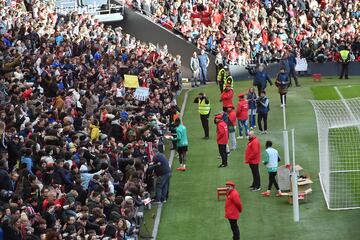 Los jugadores del Athletic han repartido regalos a los aficionados presentes. 