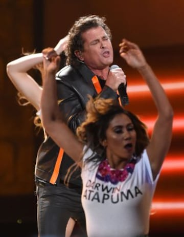 Carlos Vives recibió dos premios Latin Grammy por la canción 'La Bicicleta', que interpreta con Shakira. La ceremonia fue en la noche del jueves en el T-Mobile Arena de Las Vegas, allí el cantante samario homenajeó a los ciclistas colombianos.