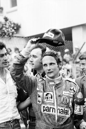 Mientras tanto, el austriaco había vencido en Brasil, Sudáfrica, Bélgica y Mónaco; había sido segundo en Estados Unidos Oeste y España y había finalizado tercero en Suecia. Contaba todas las carreras por podios al alcanzar el ecuador del Mundial en Paul Ricard. Dos semanas después, en Silverstone el 18 de julio, Hunt ganó la carrera pero fue posteriormente descalificado por haber tomado la resalida después de un accidente. El triunfo pasó a manos de Lauda, quien recuperaba su cómoda renta de 38 puntos. En la imagen, Niki Lauda, en Mónaco.