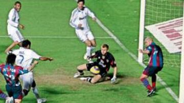 <b>COURTOIS EVITÓ EL GOL. </b>El Madrid pudo adelantarse en el minuto 21 en una doble ocasión que salvó Courtois. Primero evitó bajo palos que el remate de Baptista entrara, pero el balón salió rechazado y llegó a Raúl, cuyo disparo volvió a pegar en el jugador del Levante y de ahí a Kujovic, que detuvo.