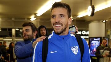 Los jugadores del Málaga, como Camacho en la imagen, llegaron ayer a Madrid en AVE y tuvieron un gran recibimiento por parte de aficionados malaguistas.