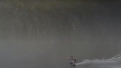 El skimmer Brad Domke surfeando una ola gigante en Puerto Escondido (México).