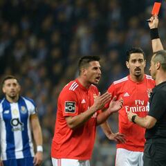 Pintan con amenazas la casa del árbitro del Benfica-Santa Clara