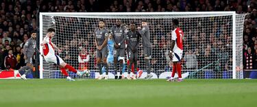 Golazo de Rice de falta directa, desde bastante lejos. El inglés superó la barrera con la rosca por fuera de la barrera, superando la estirada de Courtois.