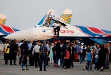 Un espectador observa la cabina del Sukhoi Su-27 del equipo Russian Knights.