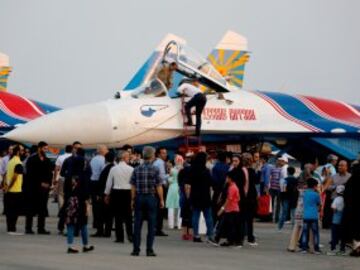 Un espectador observa la cabina del Sukhoi Su-27 del equipo Russian Knights. 
