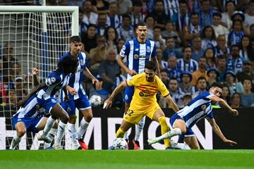 Ilkay Gündogan controla el balón entre varios jugadores del Oporto.