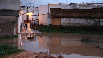 La lluvia anega varias zonas de Lora del Río (Sevilla), que se protege con bombas de desagüe. A 07 de febrero de 2026 en Lora del Río, Sevilla, Andalucía (España). El municipio sevillano de Lora del Río está viviendo con preocupación estas últimas horas por el riesgo de colapso de los tanques de tormenta, sobre todo, a raíz de la fuerte tromba que ha caído en esta tarde, que ha provocado inundaciones en algunas zonas, que poco a poco van recobrando la normalidad gracias al uso de bombas de desagüe.
07 FEBRERO 2026;LORA DEL RÍO;SEVILLA;INUNDACIÓN;LLUVIA;DESAGÜE;DESALOJO;ANDALUCÍA;BORRASCA
Rocío Ruz / Europa Press
07/02/2026