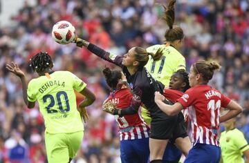 Otra de las porteras que están en la agenda del Real Madrid Femenino es la veterana Lola Gallardo, que acaba contrato con el Atlético el próximo mes de junio. La guardameta sevillana (26 años) cuenta con una gran experiencia en la máxima categoría, siendo titular en la portería rojiblanca en las últimas tres temporadas consecutivas, en las que levantó tres títulos ligueros. 