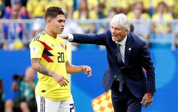 Jose Pekerman habla con Juan Fernando Quintero durante el partido Senegal-Colombia, del Grupo H del Mundial de Fútbol de Rusia 2018, en el Samara Arena de Samara, Rusia, hoy 28 de junio de 2018