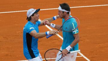 Leonardo Mayer y Carlos Berlocq mantienen con chances a Argentina. 