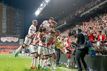 2-0. Fran García celebra el segundo gol con sus compañeros en una de las esquinas del estadio de Vallecas.