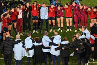 Jugadoras y cuerpo técnico celebran el pase a la final del mundial.