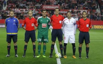 Partido Sevilla-Eibar. El rbitro Juan Martnez Munuera acompaado de sus asistentes çngel Nevado Rodrguez y David Canales Cerd, el cuarto rbitro Sergio Escriche Guzmn y los capitanes Dani Garca y Jos Antonio Reyes.